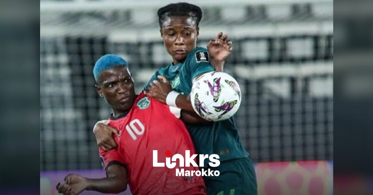 Vrouwenvoetbalsters in actie tijdens een wedstrijd van de Afrika Cup in Marokko