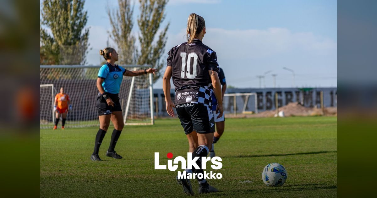 Voetbalsters in actie tijdens een wedstrijd van de Afrika Cup voor vrouwen in Rabat