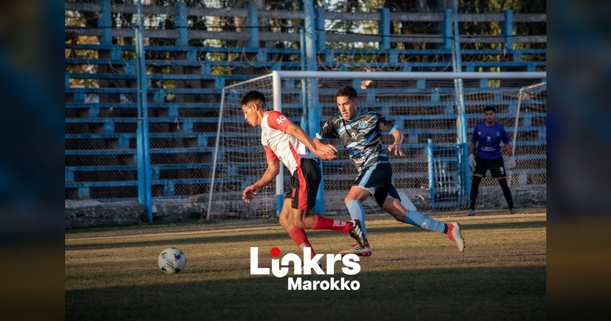 Voetballers vieren promotie op het veld tijdens een Marokkaanse competitiewedstrijd