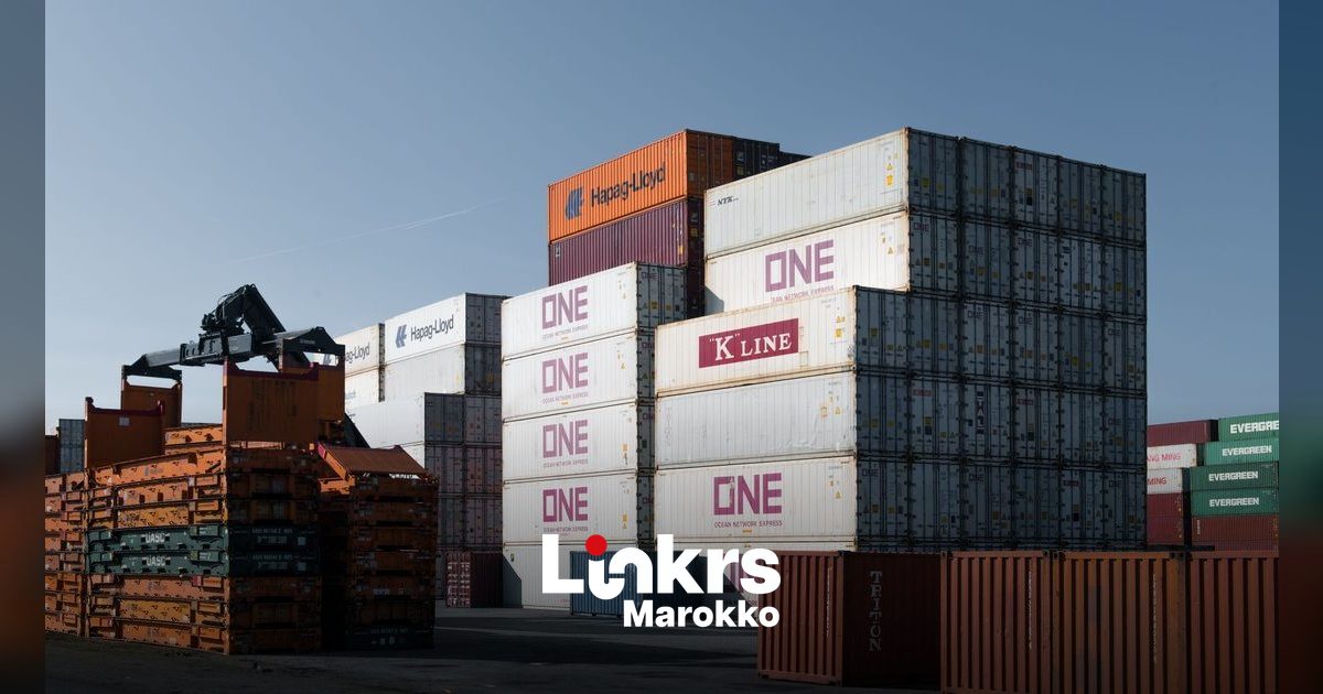 Fosfaatmeststoffen worden geladen in een haven voor export