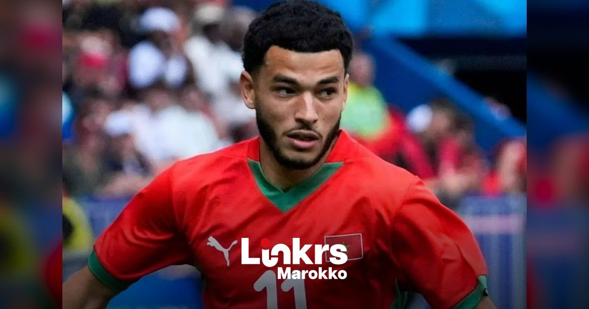 Marokkaanse voetballer in actie tijdens een wedstrijd