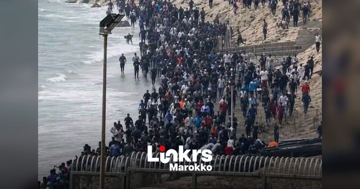 Strand aan de grens van de Spaanse enclave Ceuta met golfbrekers