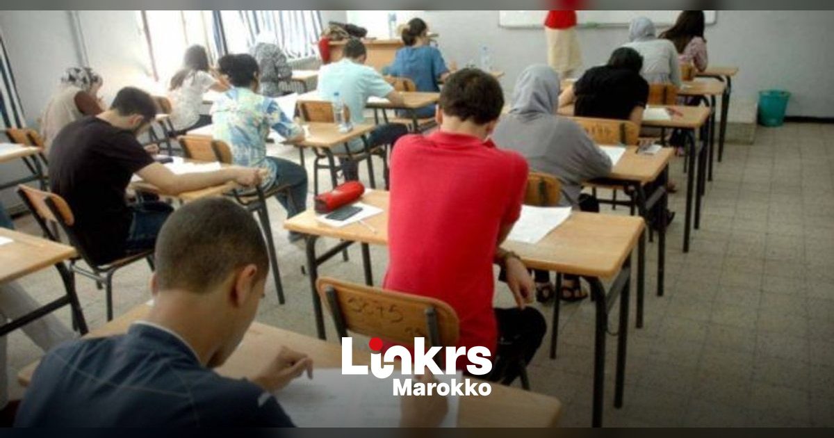 Marokkaanse leerlingen tijdens het baccalaureaatsexamen in een klaslokaal