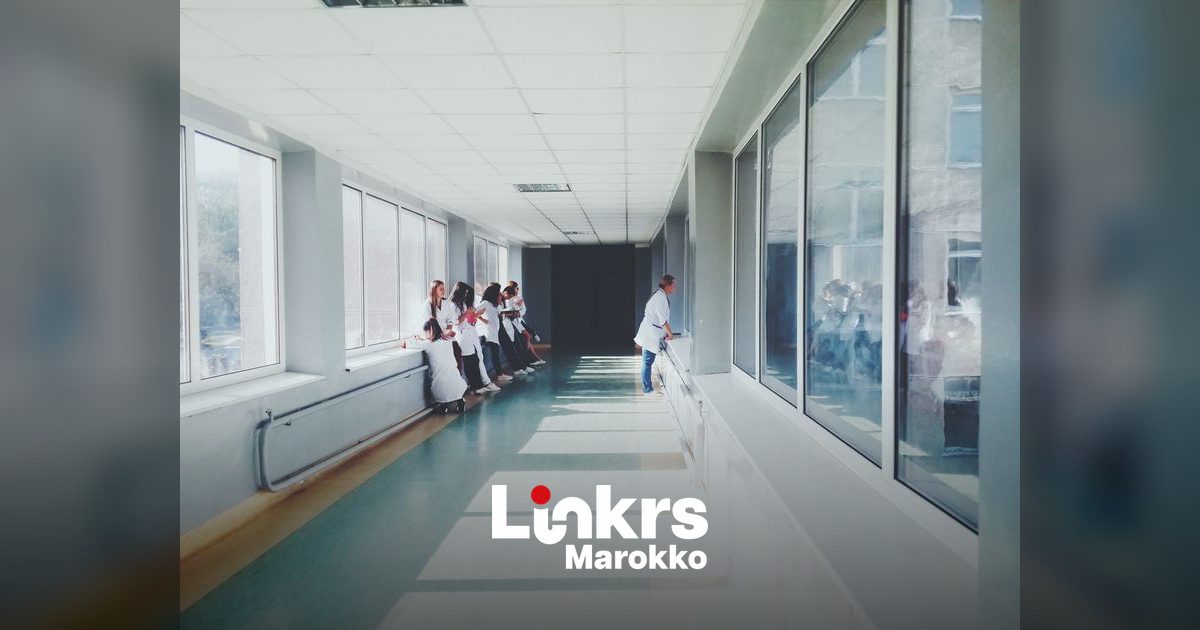 Ziekenhuisgang van een privékliniek met medische apparatuur