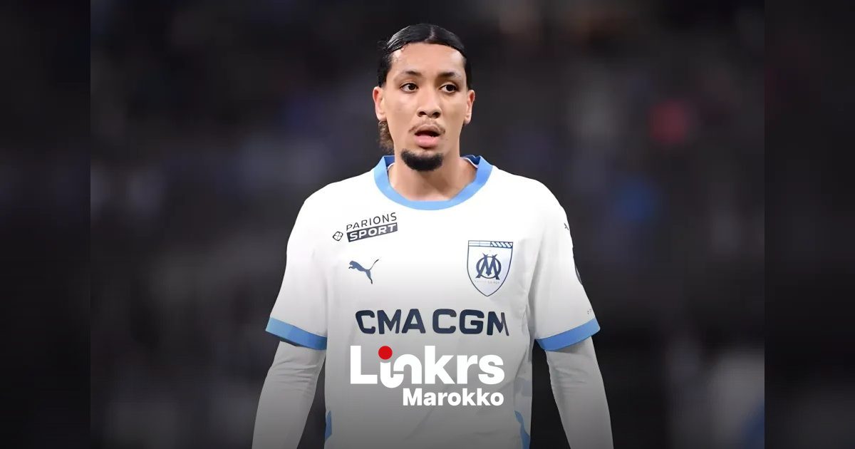 Voetballer in actie op het veld tijdens een wedstrijd