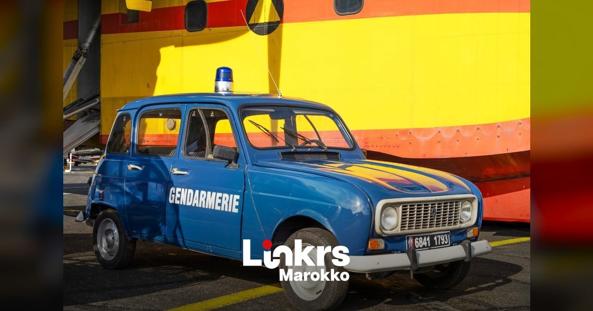 Wagen van de Koninklijke Gendarmerie in Marokko bij een onderzoek