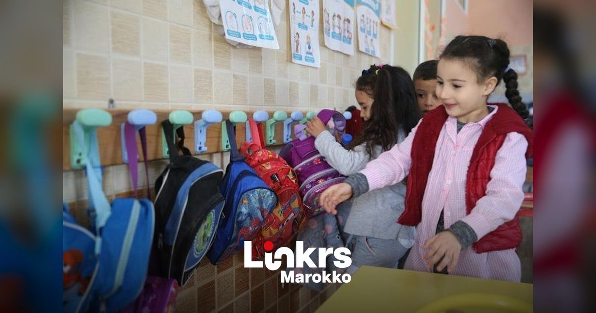 Klaslokaal met kinderen die Arabische taalles volgen