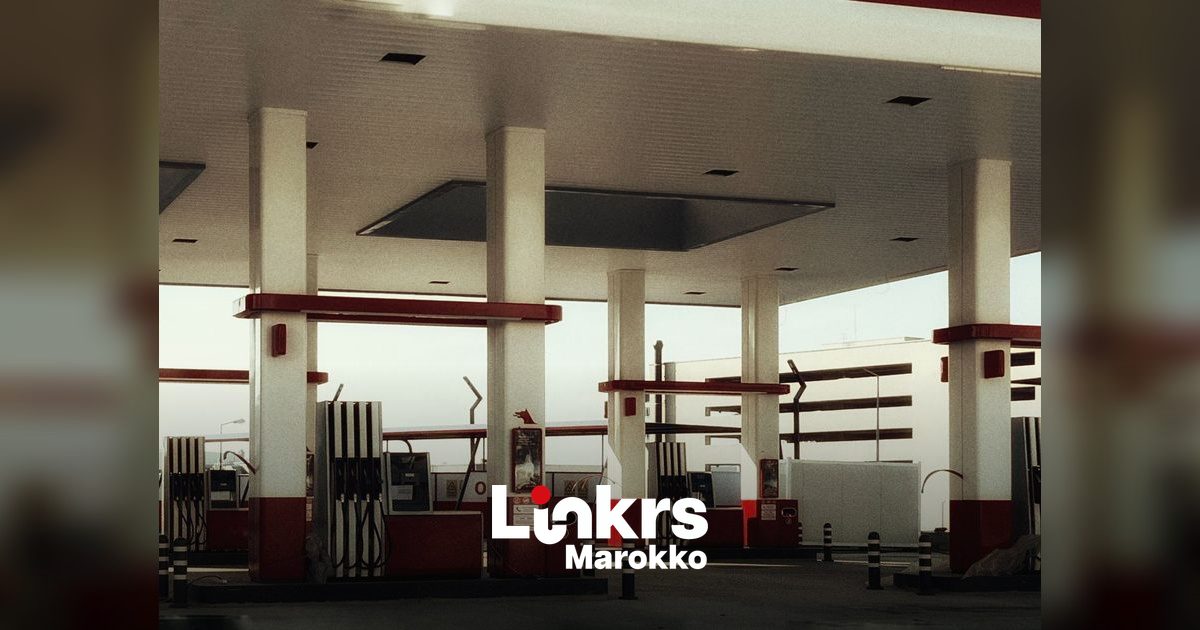 Automobilist tankt brandstof bij een tankstation in Marokko