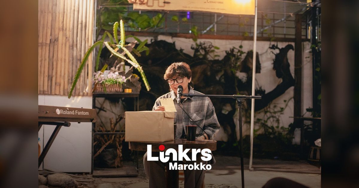 Dichters en publiek tijdens een culturele poëzieavond in een café