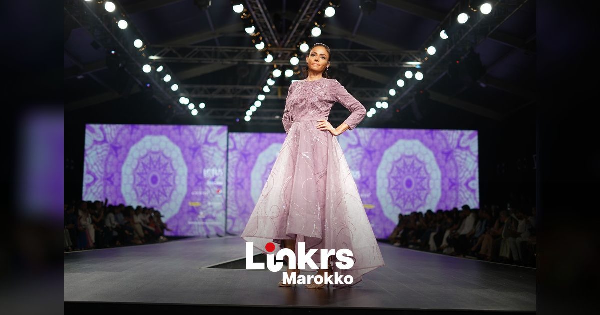 Model op een modeshow met een hedendaagse Marokkaanse kaftan