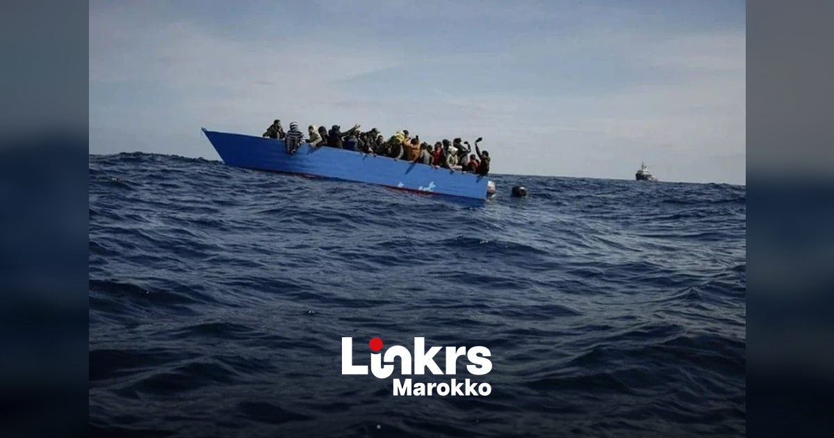Overvolle houten boot met migranten op de Middellandse Zee