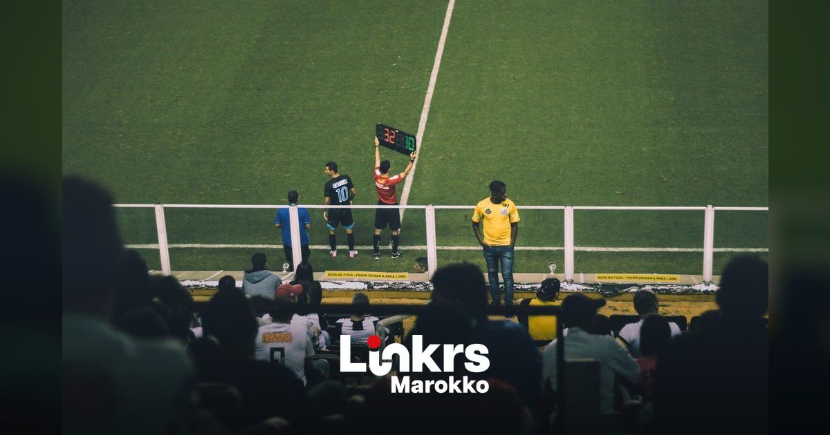 Voetballers in actie tijdens een Marokkaanse competitiewedstrijd in een stadion