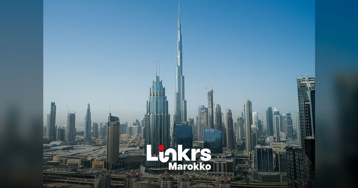 Skyline van Dubai met de Burj Khalifa bij zonsondergang