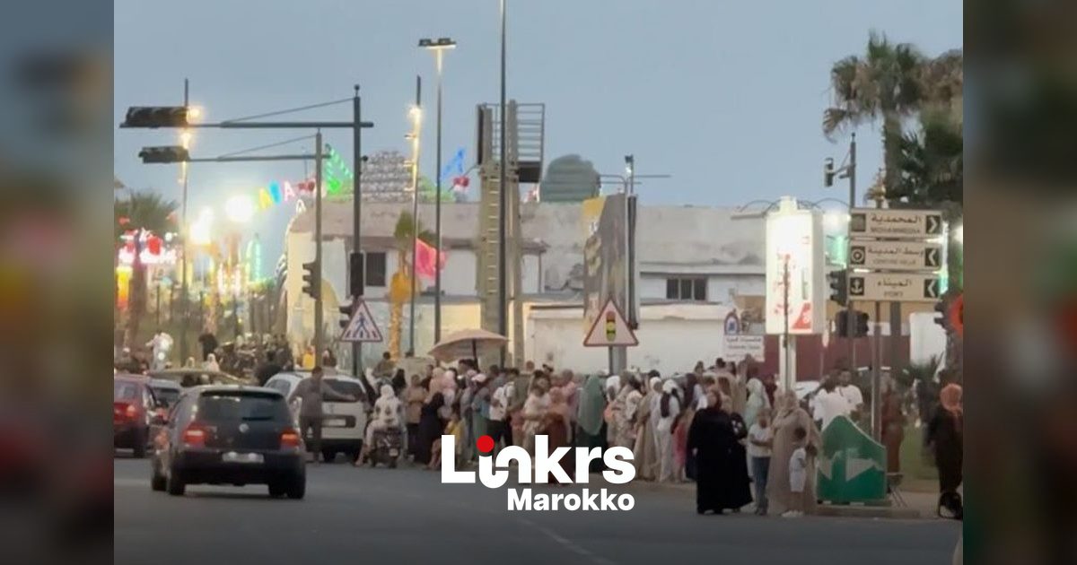 Druk strand aan de kust van Casablanca in de zomer