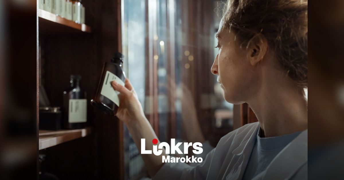 Rekken met geneesmiddelen in een Marokkaanse apotheek