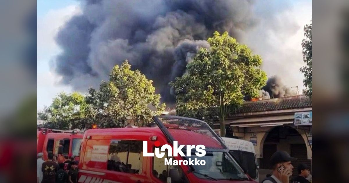 Rookwolken boven een drukke markt na een brand in Casablanca