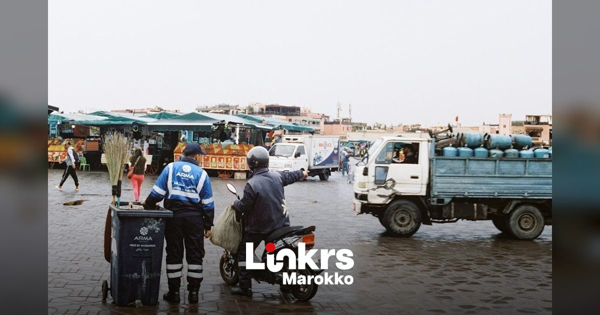 Voertuigen van de Marokkaanse gendarmerie tijdens een controle nabij Tanger