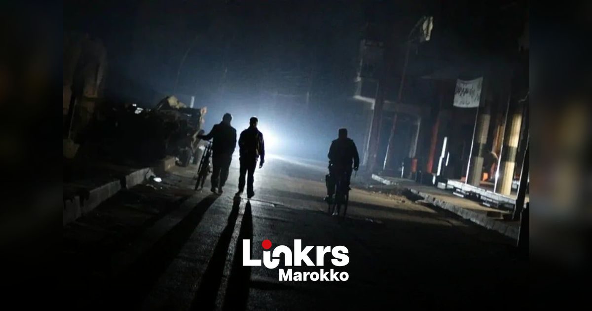 Hoogspanningsmasten en elektriciteitsnetwerk bij avondlicht in Noord-Afrika