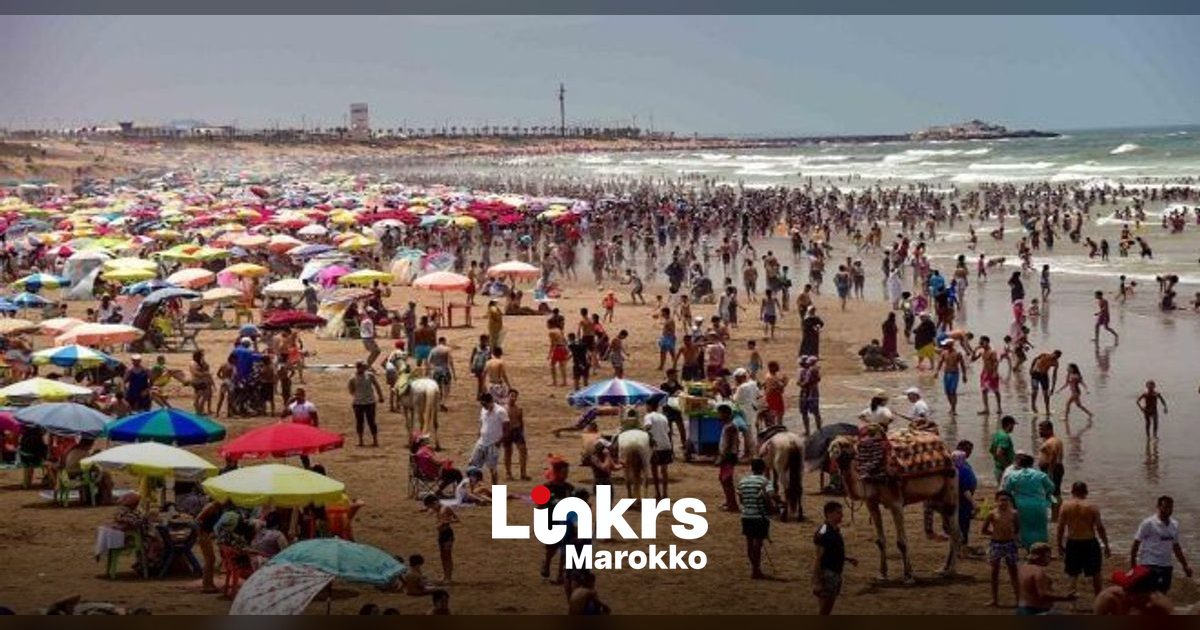 Druk strand aan de Marokkaanse kust tijdens een hittegolf