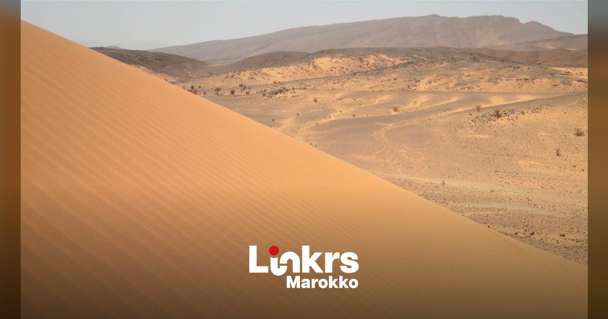 Verzengende zon boven een droog Marokkaans landschap tijdens een hittegolf