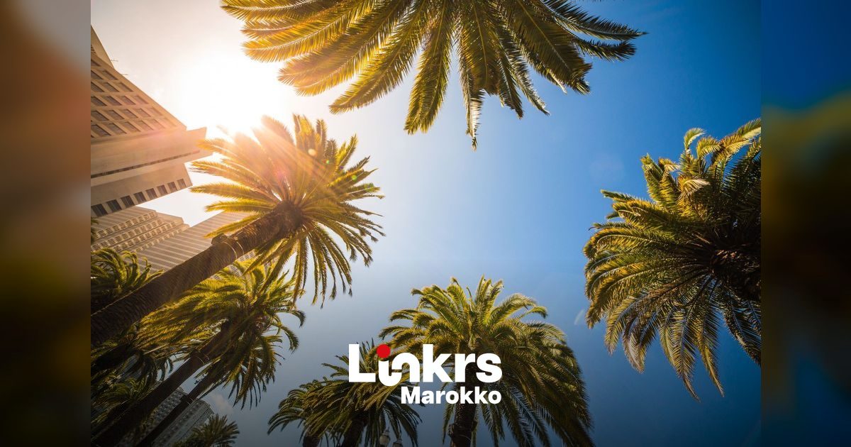Fel zonlicht boven een warme Marokkaanse stad tijdens een hittegolf