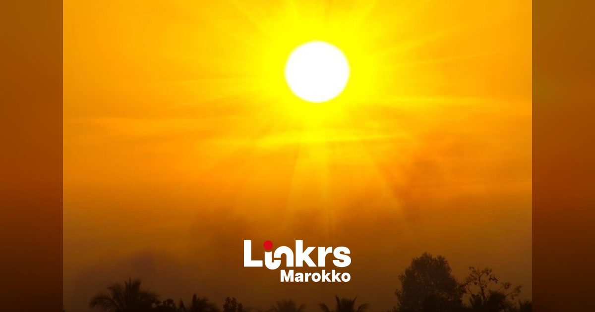 Felle zon boven een Marokkaanse stad tijdens een hittegolf