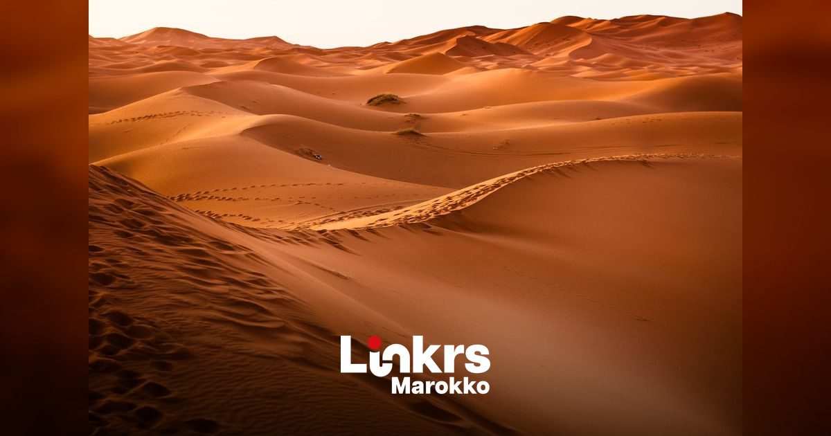 Verzengende zon boven een droog Marokkaans landschap tijdens een hittegolf