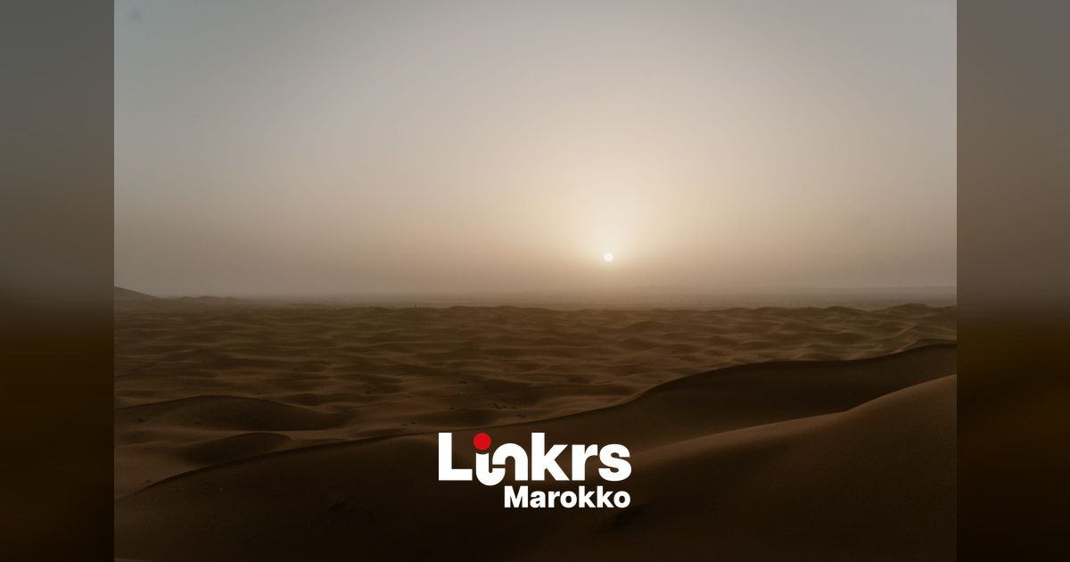 Verzengende zon boven een droog Marokkaans landschap tijdens een hittegolf