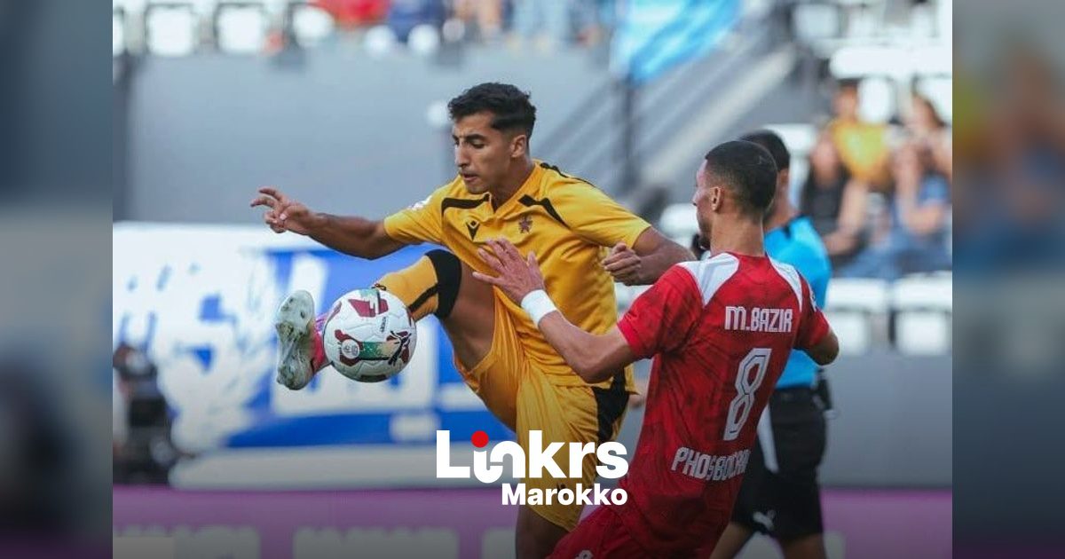 Voetballers in actie tijdens een wedstrijd in een Marokkaans stadion