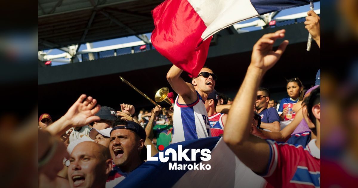 Voetbalstadion met supporters tijdens een wedstrijd van de Afrika Cup voor vrouwen in Marokko