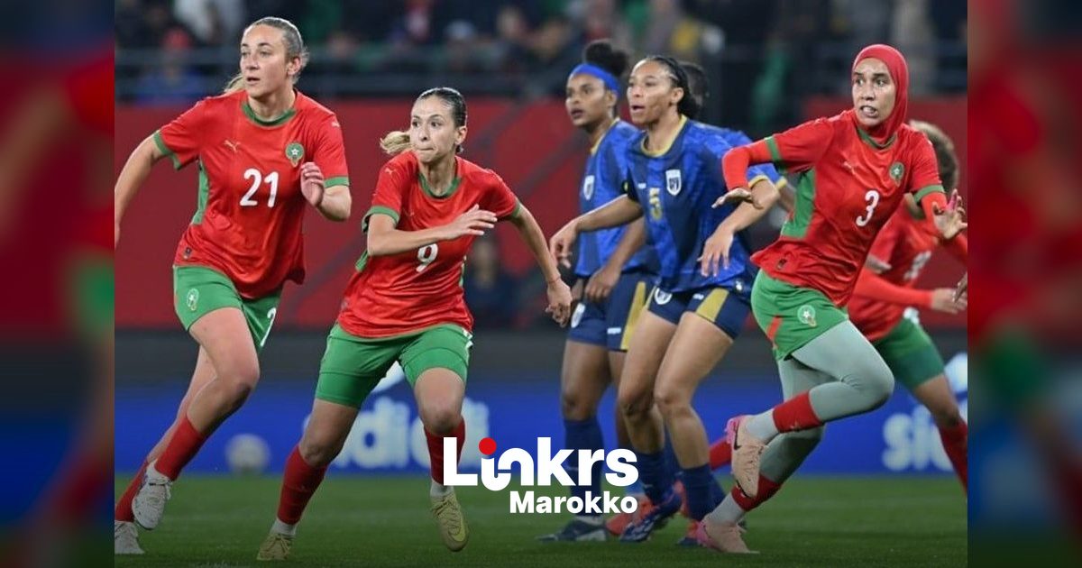 Marokkaanse voetbalvrouwen vieren een doelpunt tijdens een oefeninterland