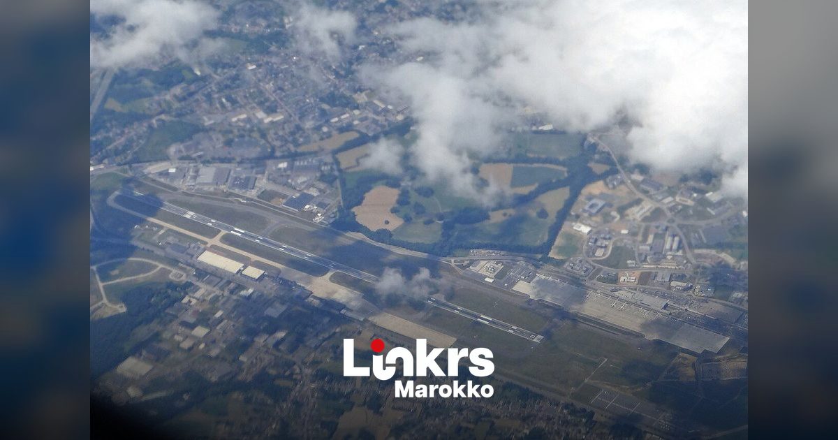 Vertrekhal van de luchthaven van Charleroi met reizigers