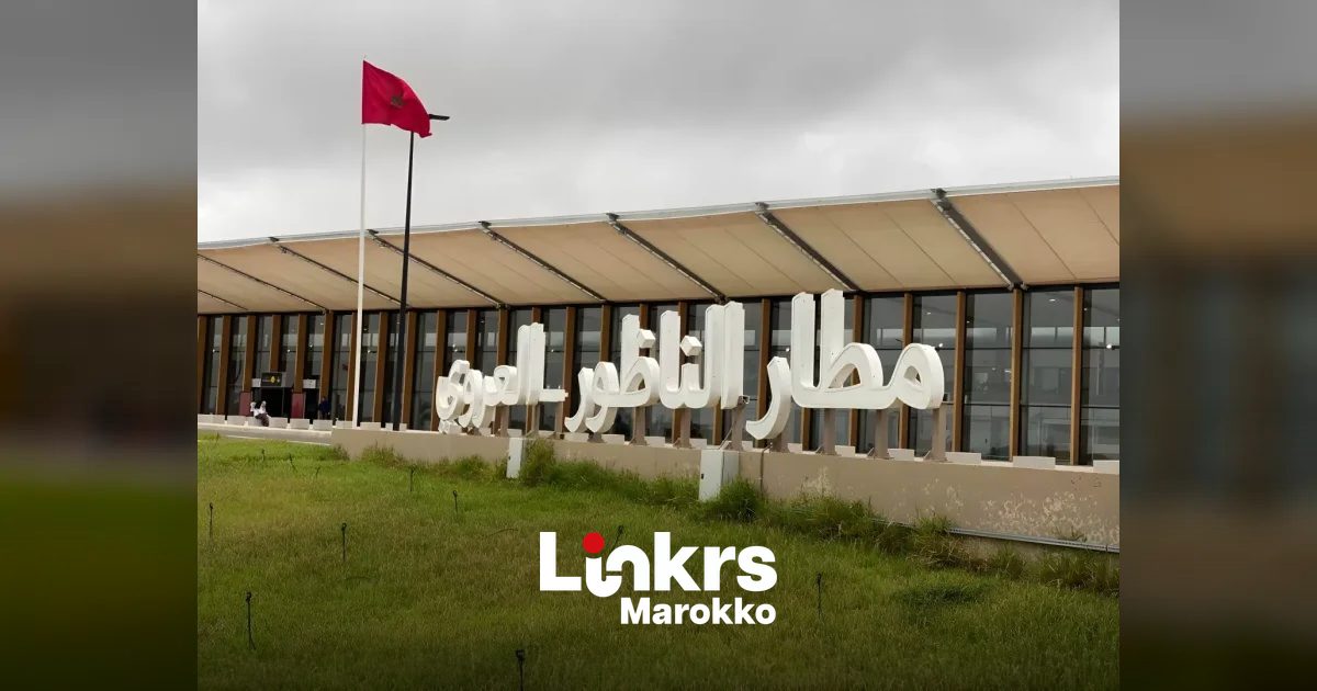 Reizigers in de vertrekhal van een Marokkaanse luchthaven