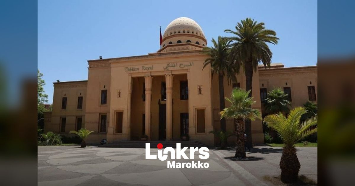 Het plein Jemaa el-Fna in Marrakech met straatartiesten en publiek
