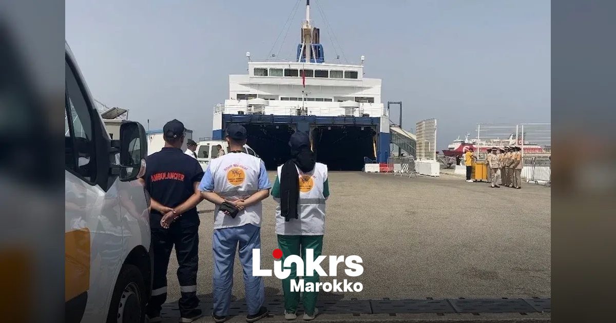Marokkaanse reizigers bij aankomst in een haven tijdens Operatie Marhaba