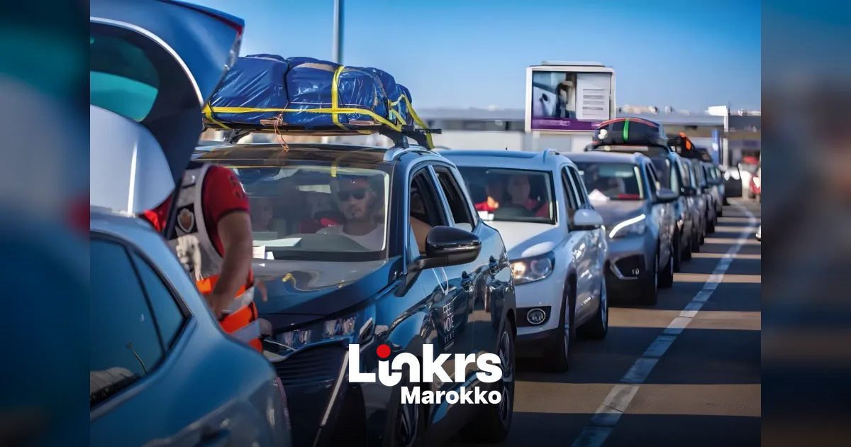 Reizigers en auto's in een drukke haven tijdens operatie Marhaba naar Marokko