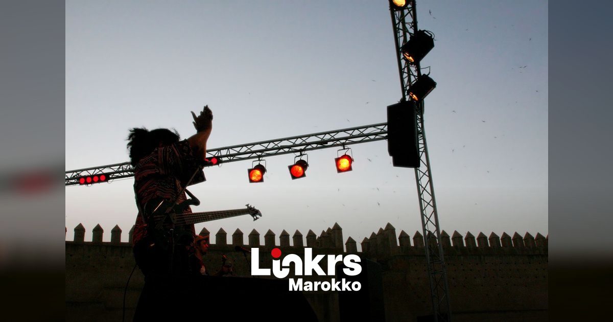 Podium met publiek tijdens een muziekfestival aan de Marokkaanse kust
