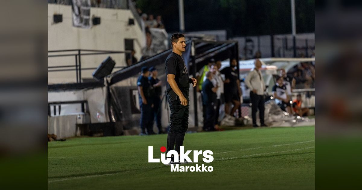 Voetbaltrainer geeft aanwijzingen langs de zijlijn tijdens een wedstrijd