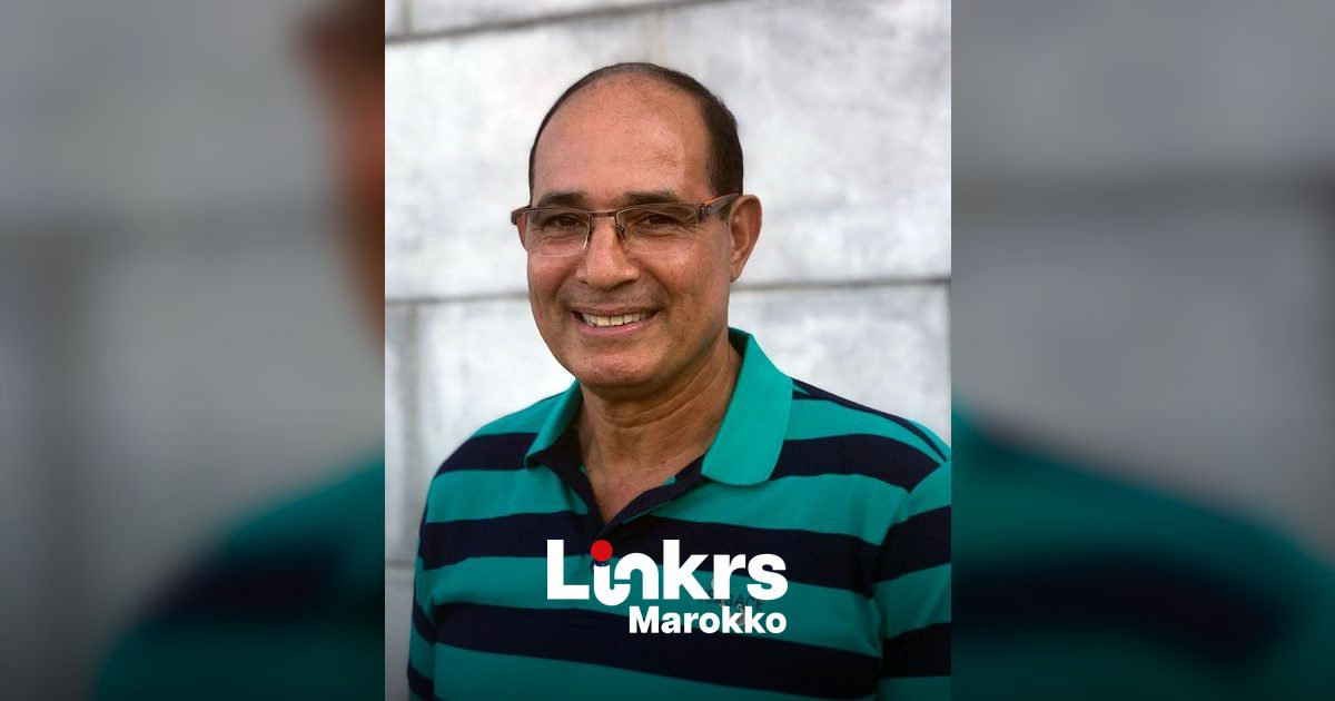 Marokkaanse voetbaltrainer langs de zijlijn tijdens een interlandwedstrijd