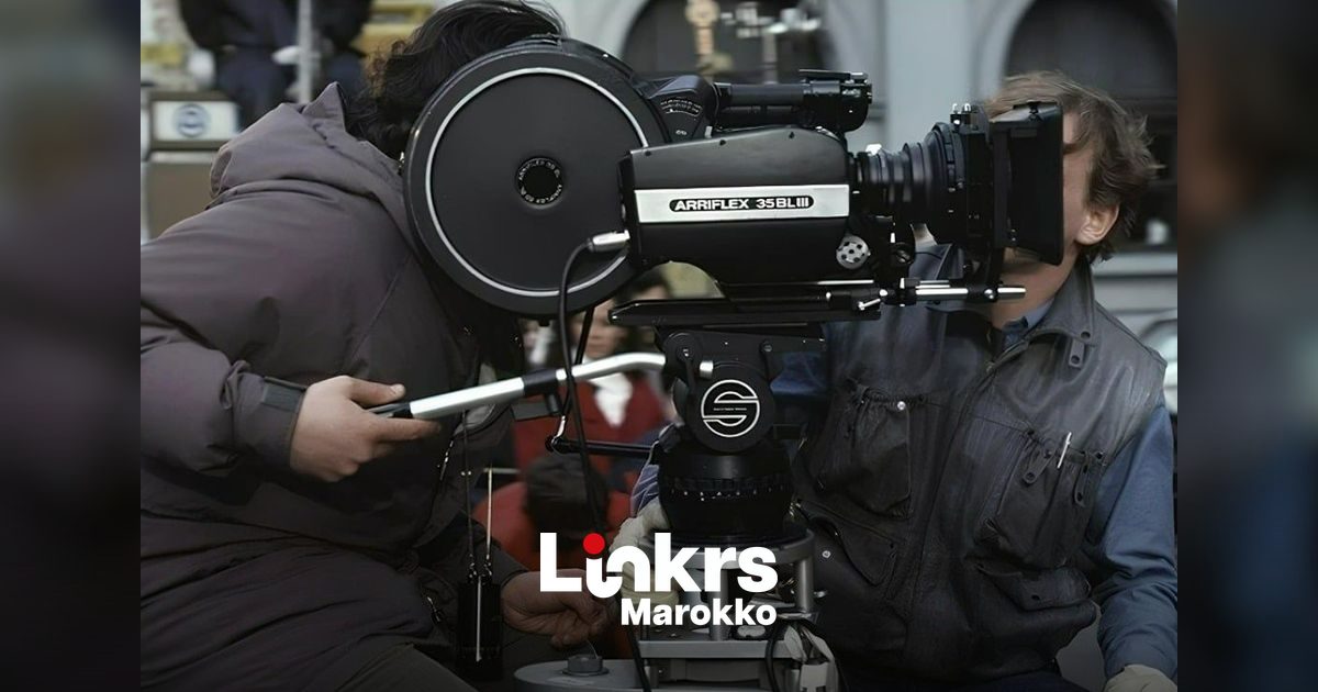 Filmset met camera en regisseur tijdens een Marokkaanse filmproductie