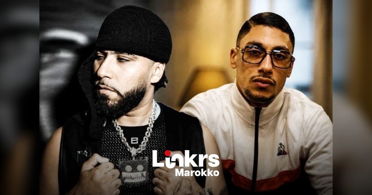 Rapper optredend op een podium met microfoon en podiumverlichting