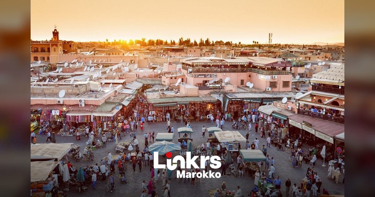 Toeristen wandelen door de medina van Marrakech