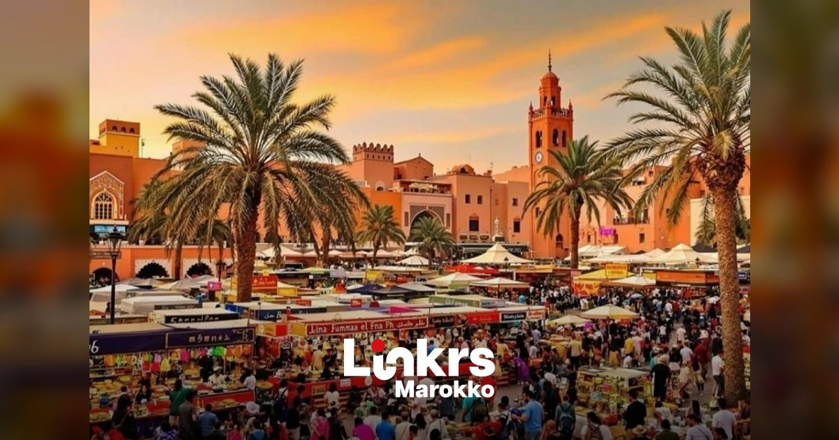 Toeristen wandelen door een drukke medina in Marokko