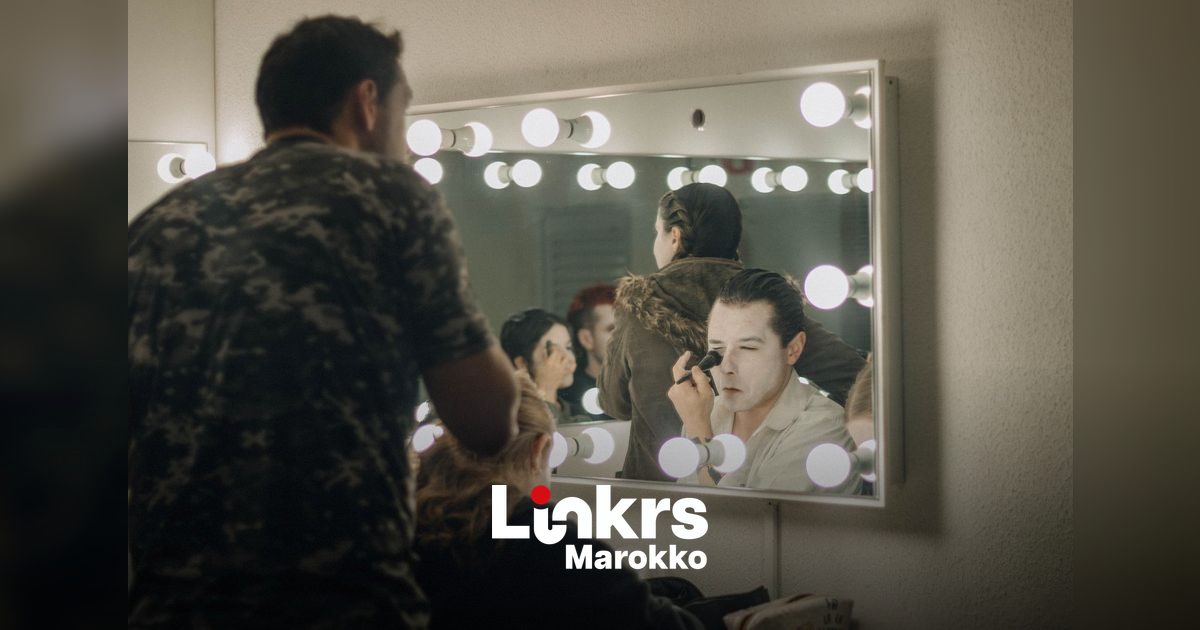 Marokkaanse acteurs op een filmset of theaterpodium