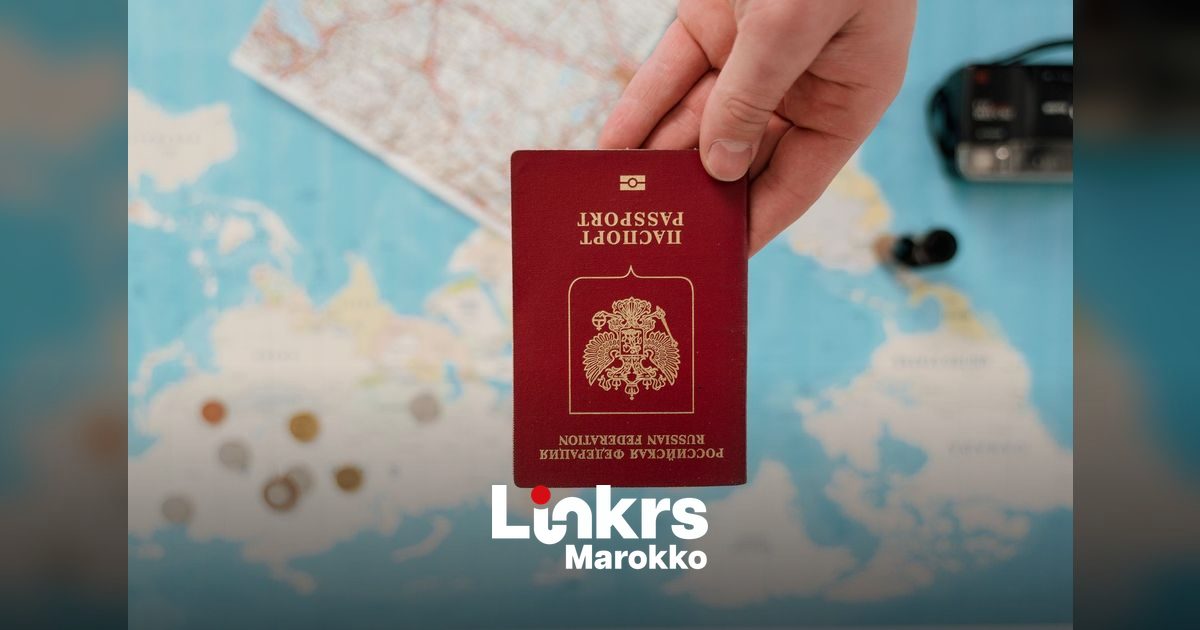 Marokkaans paspoort in de hand van een reiziger