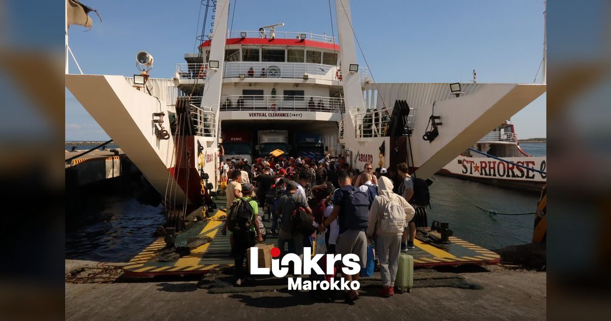 Marokkaanse reizigers met bagage in een drukke haventerminal tijdens de zomer