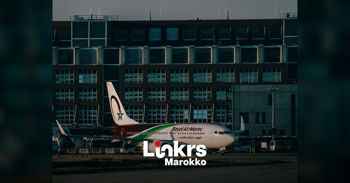 Reizigers met bagage in een luchthaven in Marokko tijdens het zomerseizoen