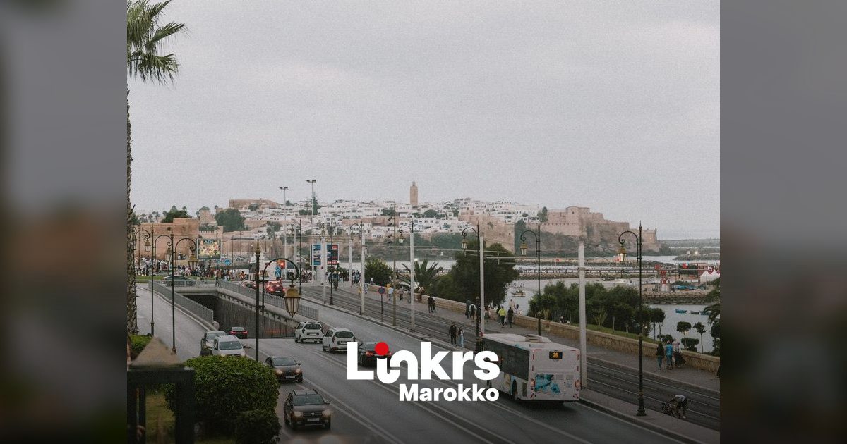 Stadsbus in een Marokkaanse stad met reclame op de zijkant