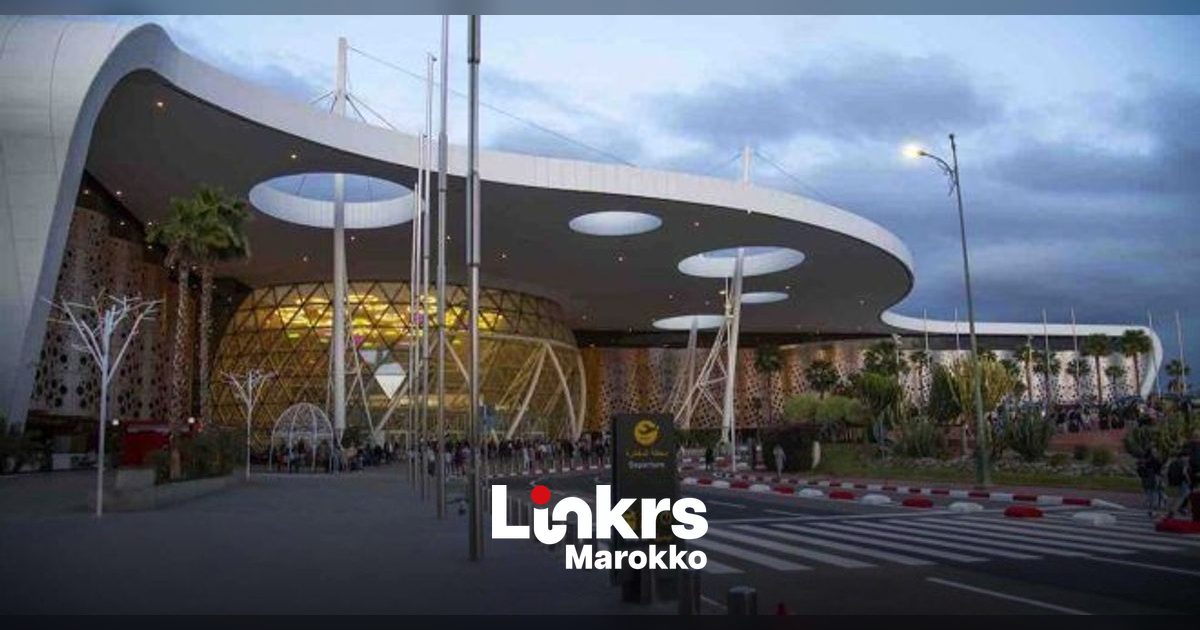 Vertrekhal van een drukke Marokkaanse luchthaven met reizigers