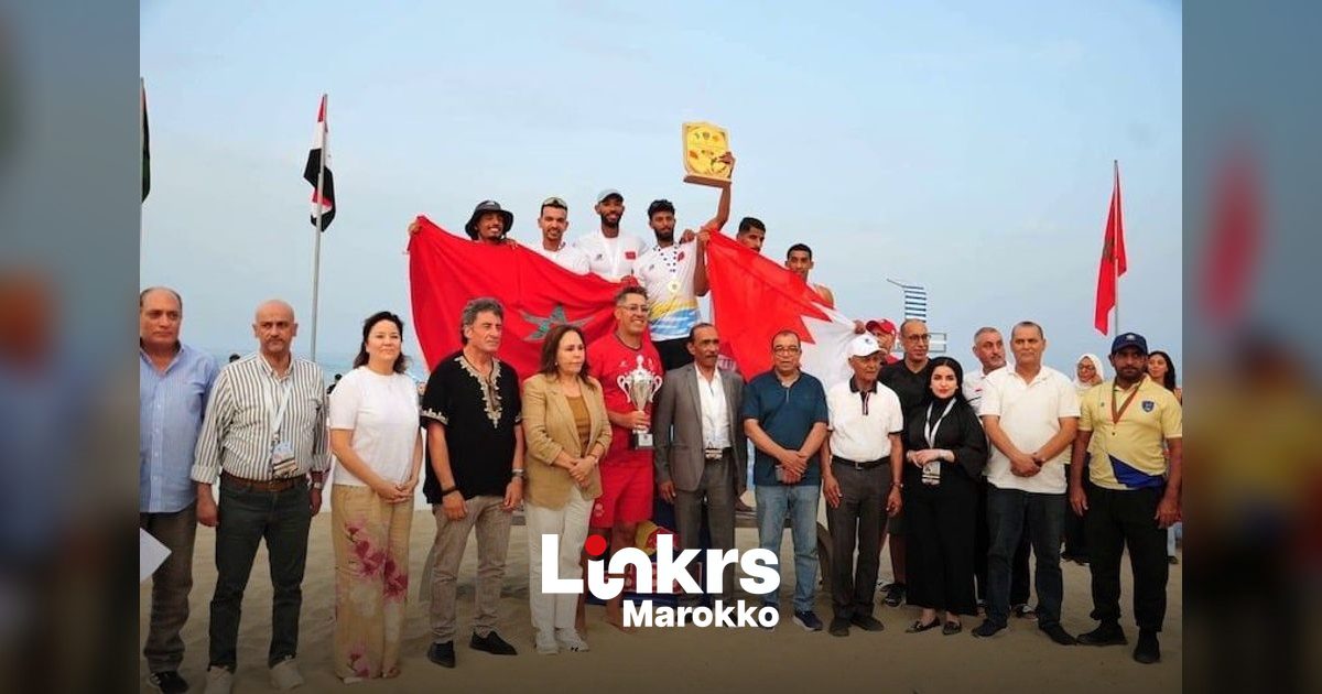 Marokkaanse beachvolleyballers vieren de titel op het strand van Martil